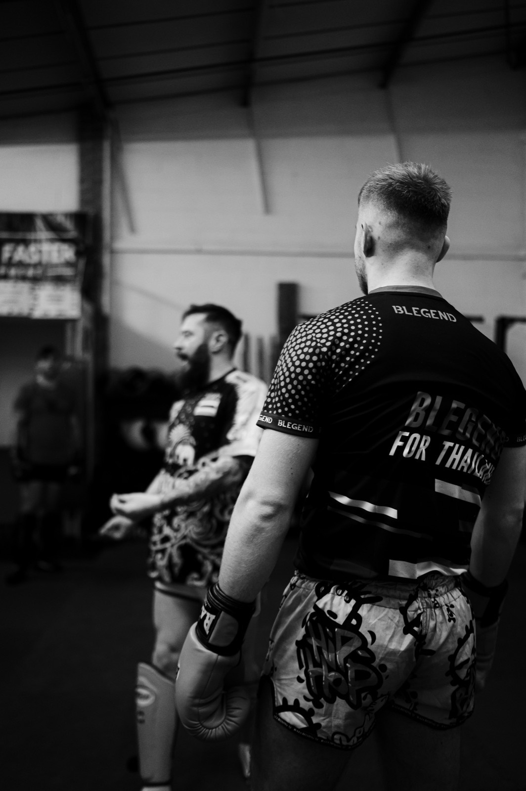 Coach begleitet einen Athleten im Training